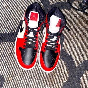 Jordan 1 Mid Chicago toe